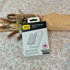 NIB OtterBox Wireless Power Bank for MagSafe in Brilliant White